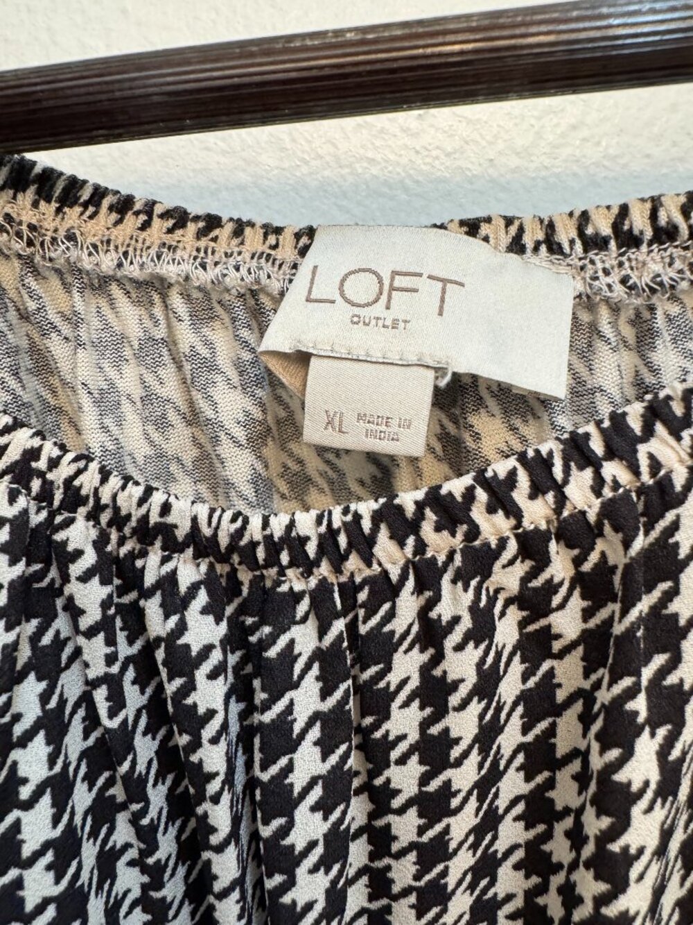 LOFT Black & white houndstooth sleeveless blouse with stretch neckline
